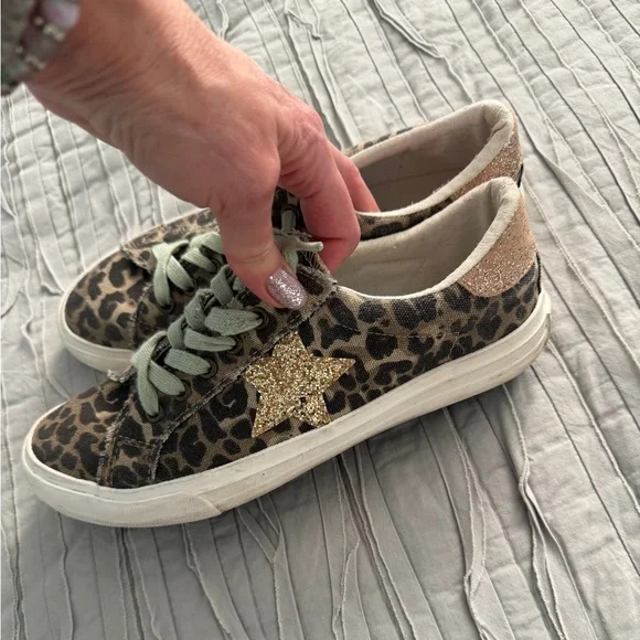 Very G Animal Print Sneakers with Gold Glitter Star
9.5 - Picture 3 of 6